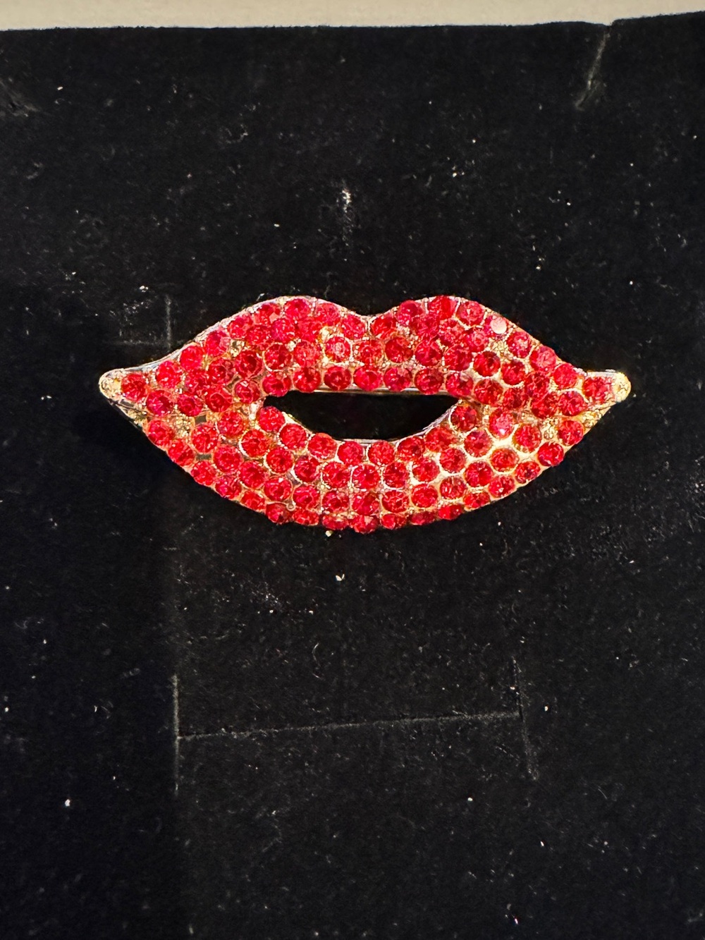 Red Crystal Lips Brooch Pin - Women Jewelry